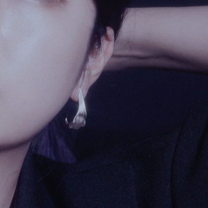 Tomorrowobject 23FW. лилия бриз. серьга 01