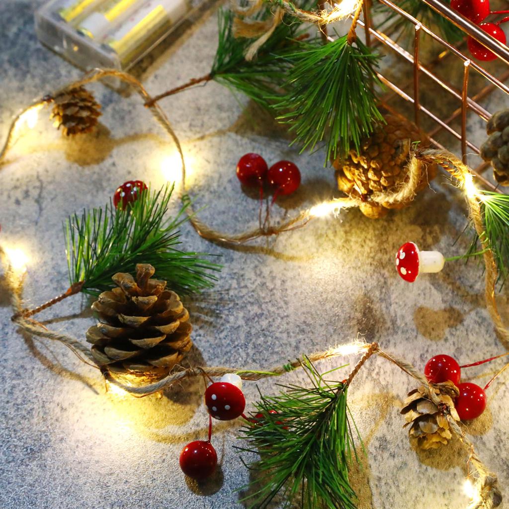 Рождественские украшения Огни Сосновые шишки Красные фрукты Светодиодные огни из медной проволоки Рождественские гирлянды из ротанга