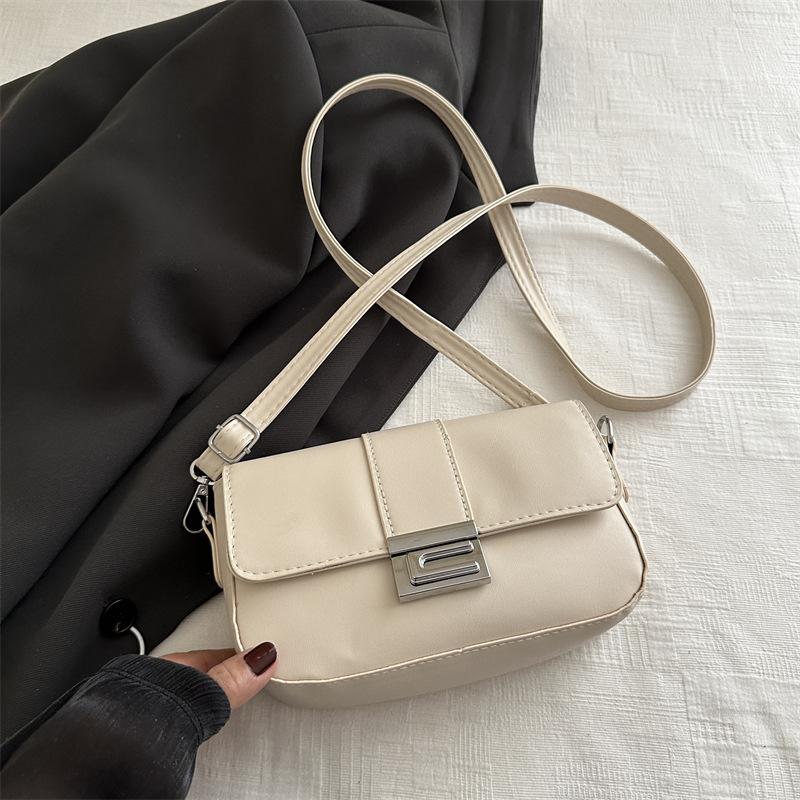 Нежная классическая маленькая квадратная сумка женская 2025 осень новая высокая ценность повседневная сумка подмышку нишевая милая и крутая сумка-мессенджер сумка