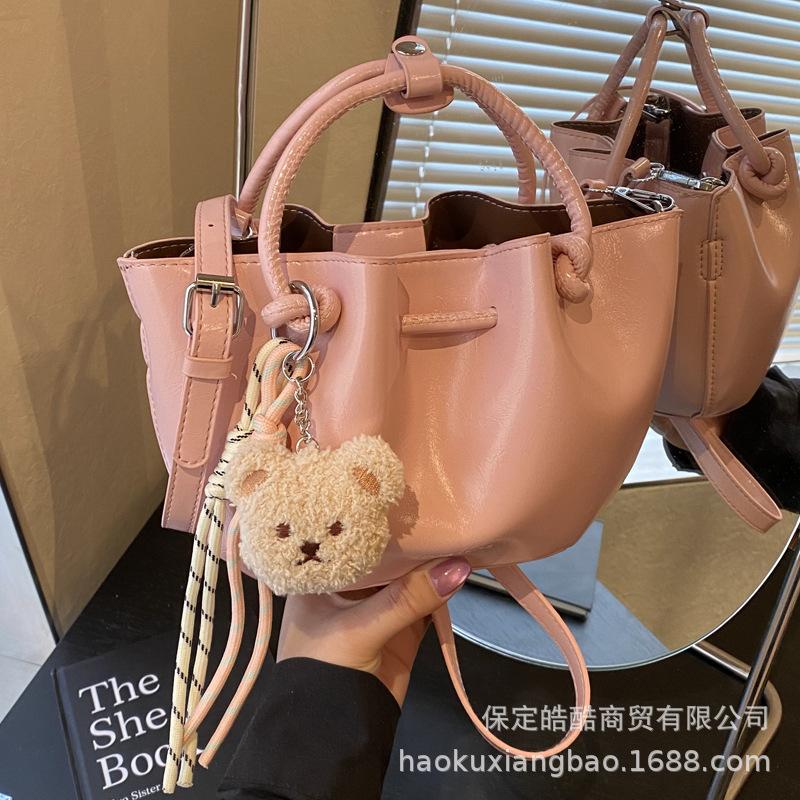 Korean niche design simple and versatile pleated handbag women's 2025 spring and summer new fashion messenger bucket bag