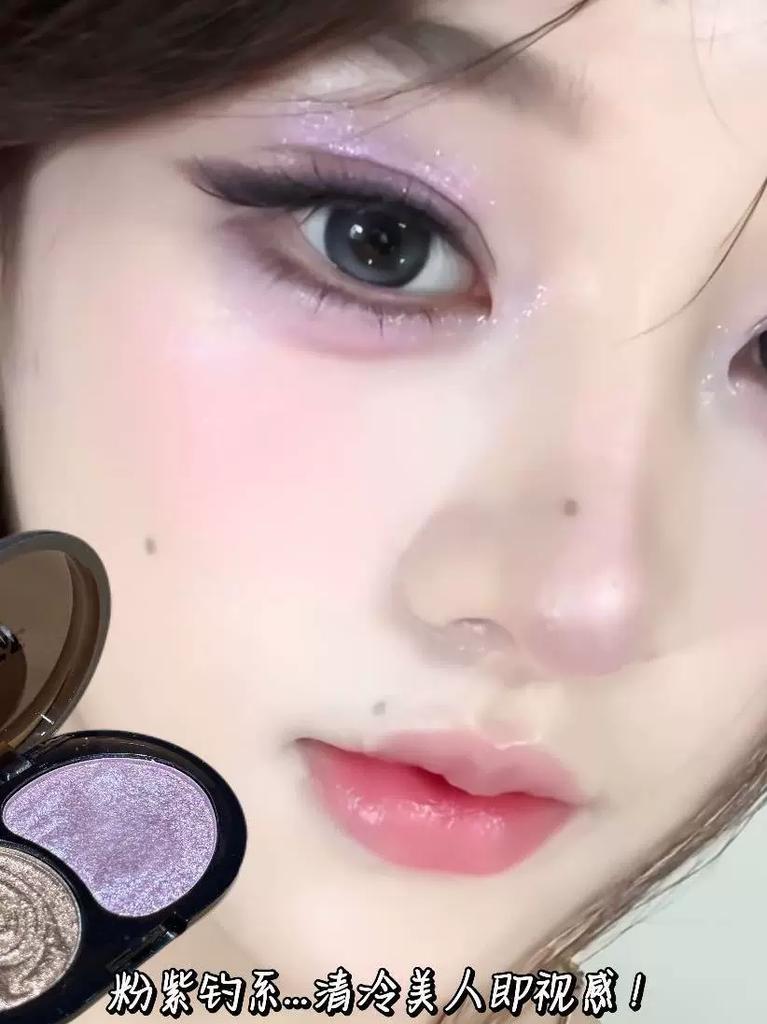 Trendy and Sexy Two-Tone Pearlescent Eyeshadow Palette! Sparkling Champagne Brown, Purple, and Black Cement Palette for a Natural and Clear Look