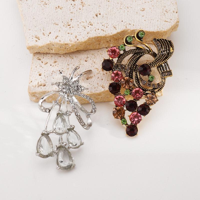 Высококлассная брошь с бриллиантами, темпераментная, элегантная и изысканная, женственная, атмосферная, осенне-зимние универсальные аксессуары