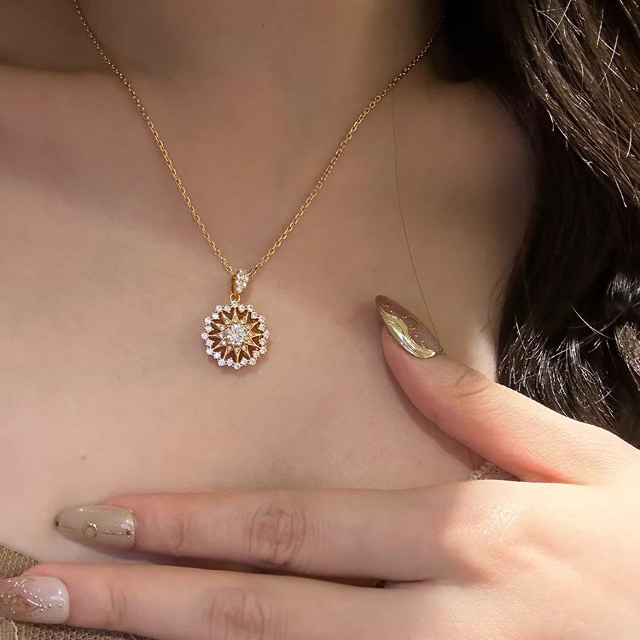 Имитация муассанита Легкая роскошь Полностью бриллиантовое Супер-сияние Снежинка Астролябия Ожерелье Женский кулон Подсолнух Нишевый дизайн Набор серег-пусетов