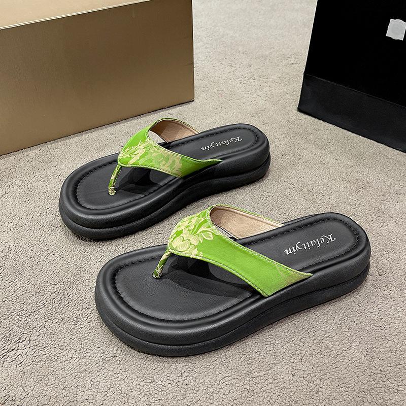 Модные шлепанцы на толстой подошве женские 2025 лето новые для улицы уличные нескользящие приморские пляжные сандалии шлепки с перемычкой