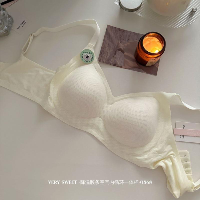 Naked air integrated fixed cup underwear breathable, light and seamless, small breasts gathered, comfortable and soft support bra