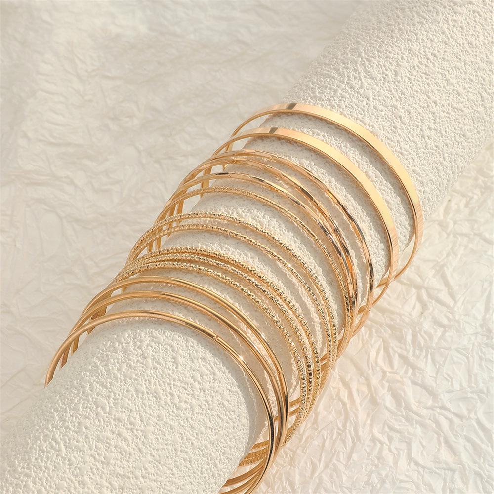 Европейско-американский ретро широкий золотой набор браслетов - Преувеличенный, глянцевый, нерегулярный дизайн, коллекция из нескольких частей.