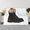 Цветы, растущие из ботинка Doc Marten, Персонализированное путешествие, Ультрамягкое микрофлисовое одеяло