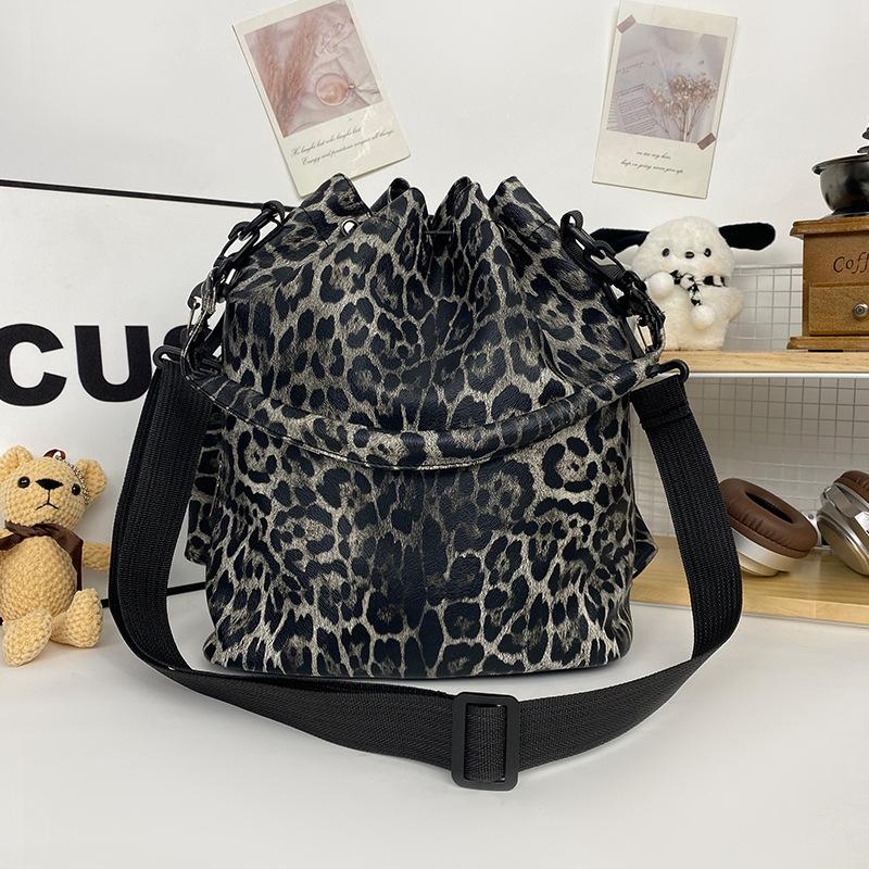 Модная наплечная сумка-мессенджер 2025 зима новая универсальная ins леопардовый принт иностранный газ сумка-ведро