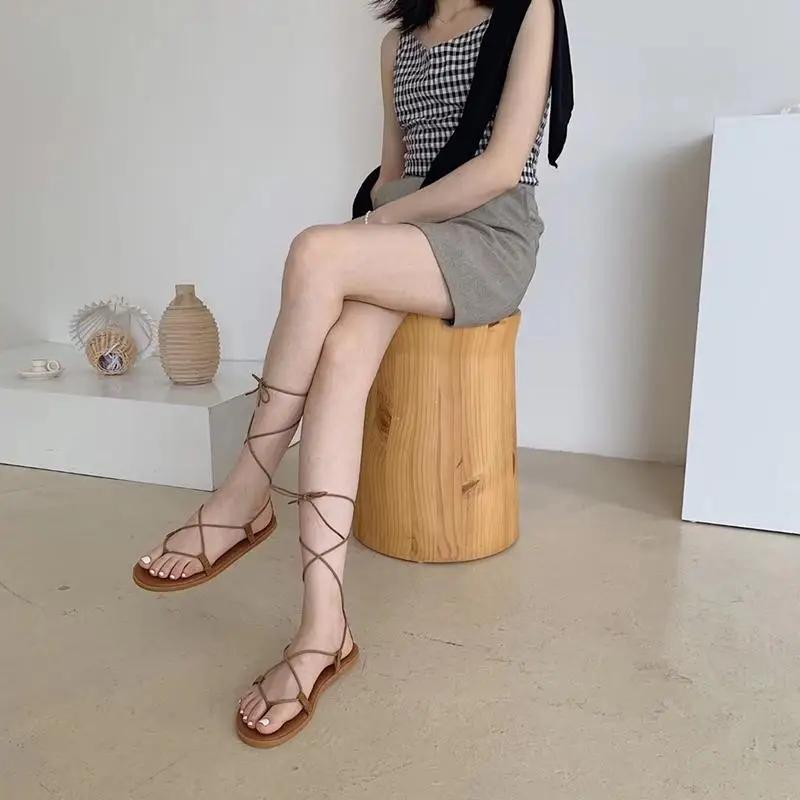 Женские сандалии на ремешках с открытым носком для улицы лето 2025 плоская резиновая обувь без каблука шлепанцы пляжная женская обувь в римском стиле