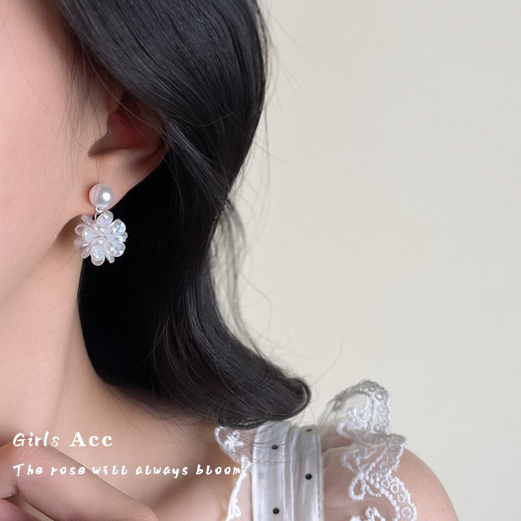 Light Luxury Heavy-Duty Shiny Floral Earrings: Artistic Retro Style Stud Earrings with High-End Feel for Brides