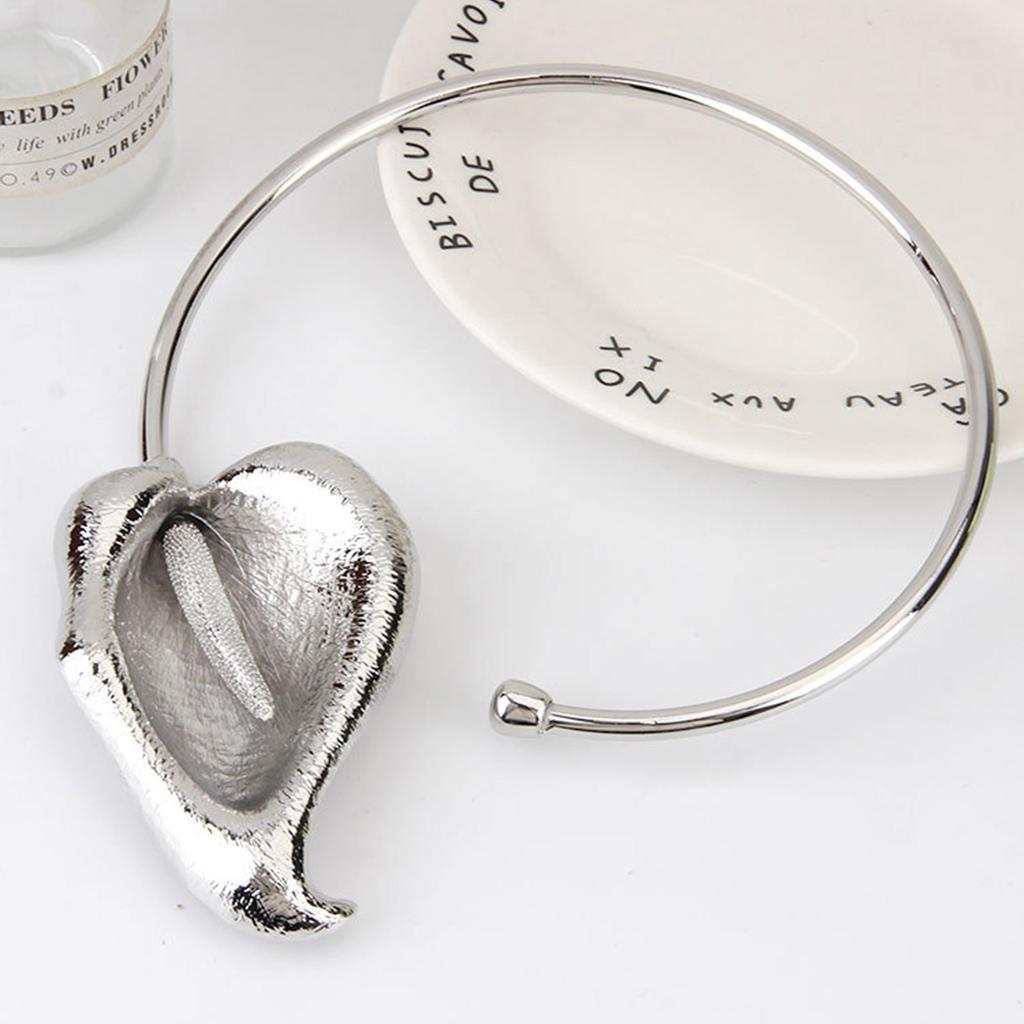 Элегантное металлическое колье-чокер, винтажное металлическое колье в форме цветка, элегантный цветочный открытый чокер, аксессуары для вечеринки