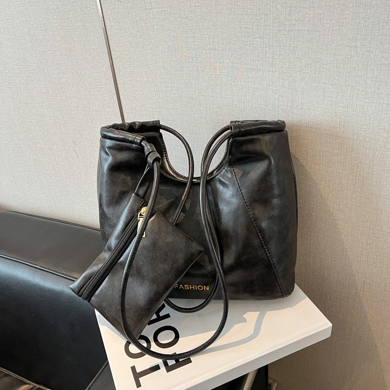 Large capacity tote bag 2026 autumn and winter new versatile commuter shoulder underarm bag premium texture handbag