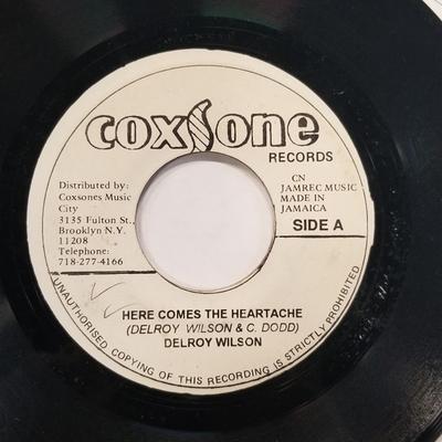7-дюймовая пластинка DELROY WILSON - Here Comes The Heartache НИКАКОЙ Coxsone Records Ямайка Регги, Ска и Даб Б/У