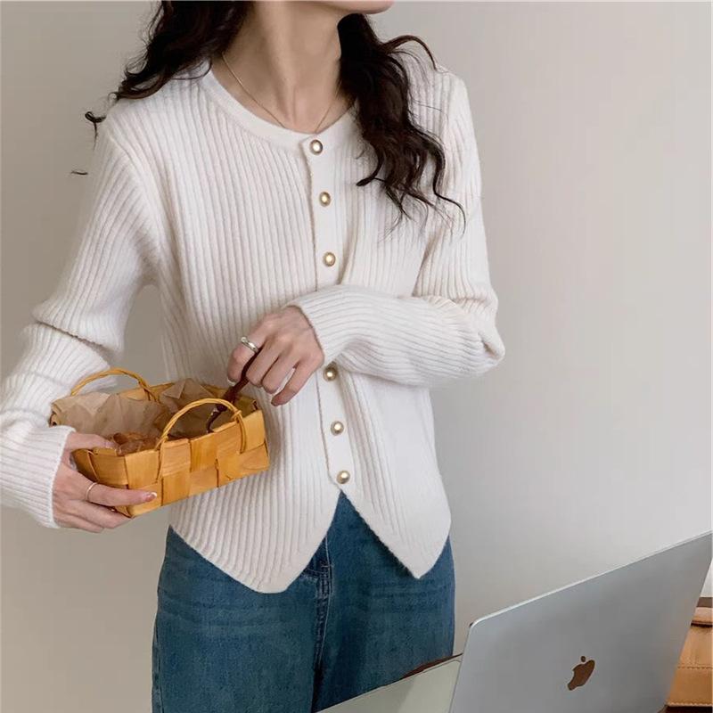 Нежный ветер круглый вырез свитер женский осень и зима новый нишевый дизайн подол показывает тонкий короткий вязаный кардиган куртка