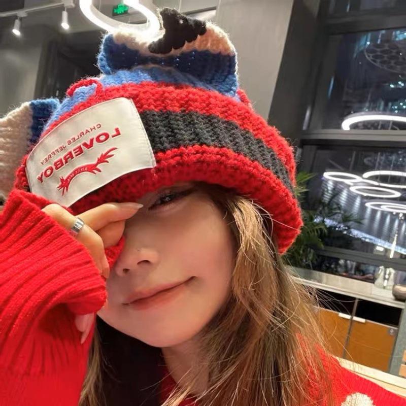 Женская зимняя шапка в корейском стиле с вязаными кошачьими ушками, дизайн в стиле хип-хоп и теплый пуловер с надписью, как у инфлюенсеров.