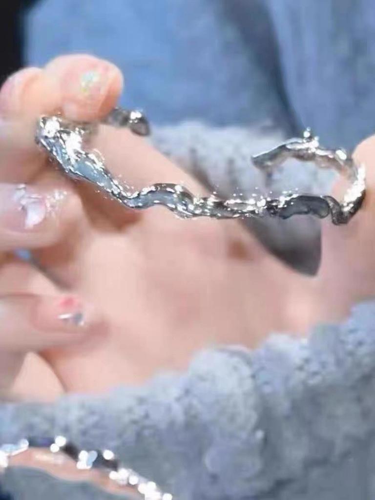 Blue Highend Wave Womens Bracelet Unique Geometric Shape Ideal For Giving Gift