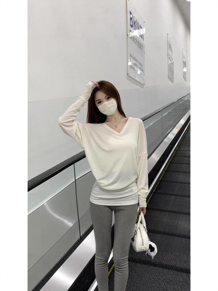 Korean V-Neck White Long Sleeve T-Shirt for Women – Autumn/Winter Relaxed Fit Base Layer with Cinched Waist