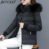 Женское зимнее пальто BITCED короткой длины: Приталенная стеганая хлопковая куртка с большим меховым воротником