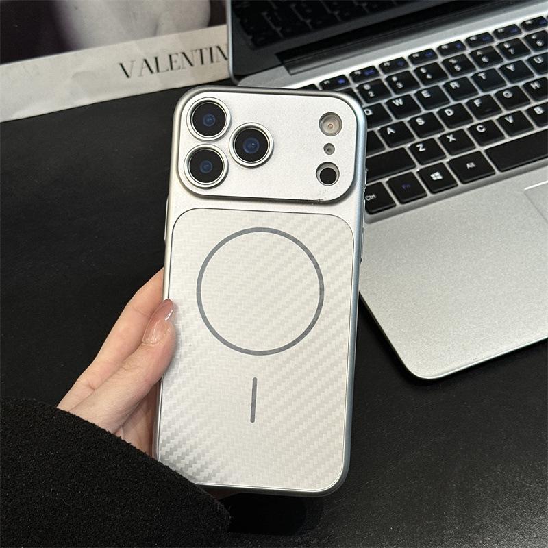 Магнитный чехол для iPhone 17 Pro Max с защитой всех линз и текстурой из углеродного волокна