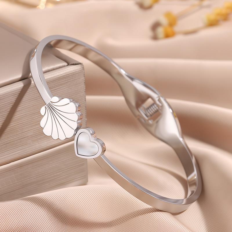 New Ocean Style Heart-Shaped Scallop Titanium Steel Bracelet for Women, Fashionable and High-End, with Spring Clasp, Non-Fading Couple's Bracelet