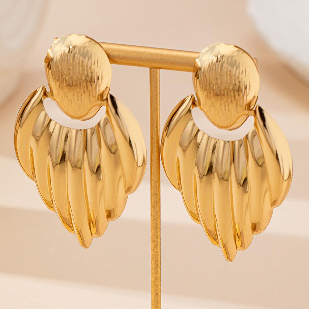 Модные серьги для женщин Дамы