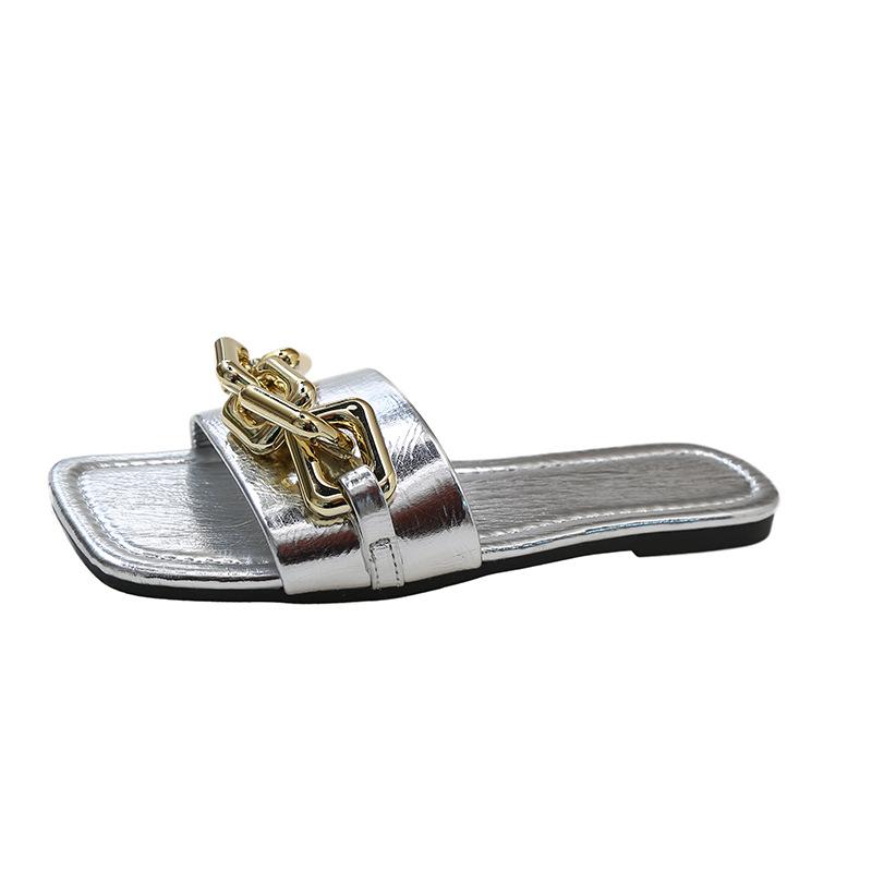 2024 Новые летние женские шлепанцы из золота и серебра, модные уличные туфли на плоской подошве с цепочкой, шикарные женские пляжные тапочки, роскошные шлепанцы