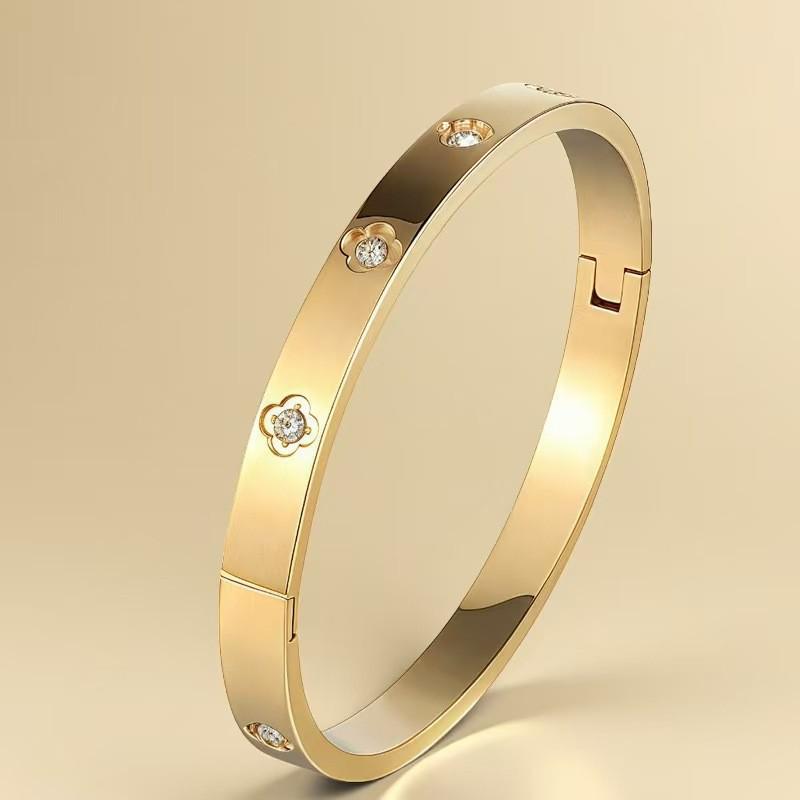 New Heart-Shaped Stainless Steel Bracelet: Elegant, Stylish & Non-Fading Wristband for Girls