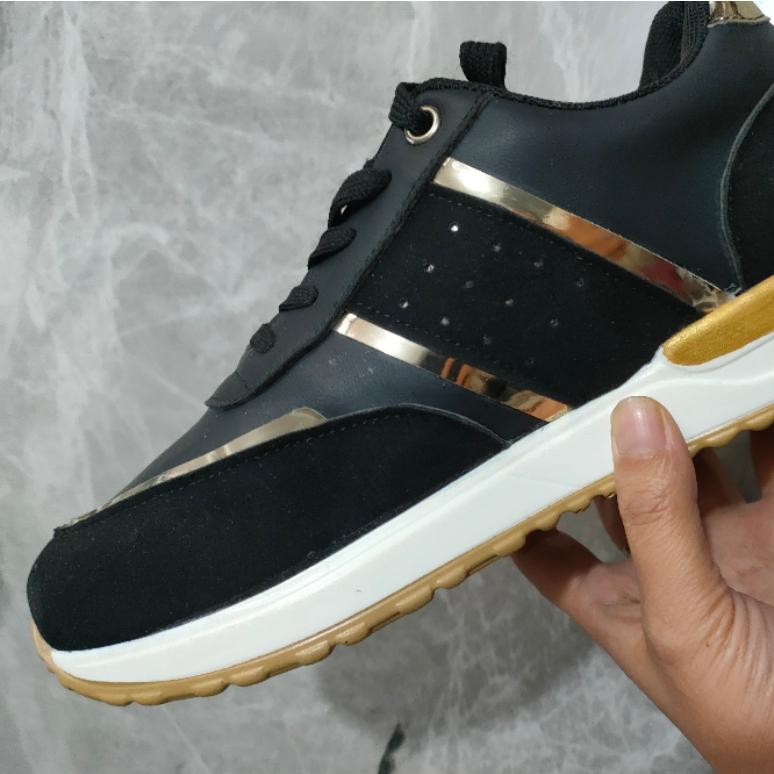 Спортивная обувь. Повседневные низкие кроссовки на большой толстой подошве. Женские кроссовки для бега на открытом воздухе.