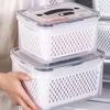 Практичный контейнер для хранения продуктов в холодильнике с ручками для длительного хранения овощей и фруктов. Изготовлен из безопасных материалов.
