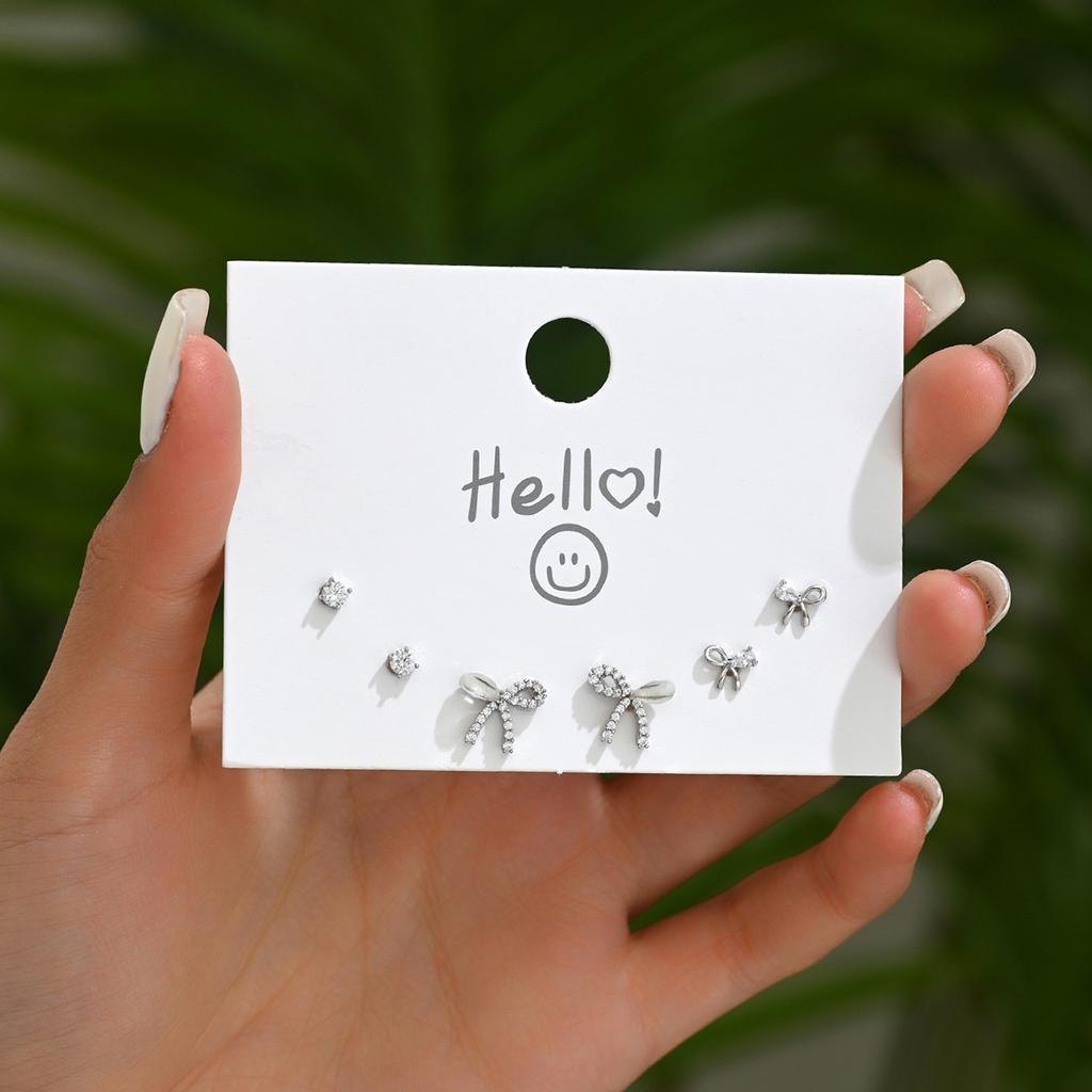 Простой небольшой свежий дизайн сережек-гвоздиков в виде банта, набор женских индивидуальных сережек с инкрустацией из циркония