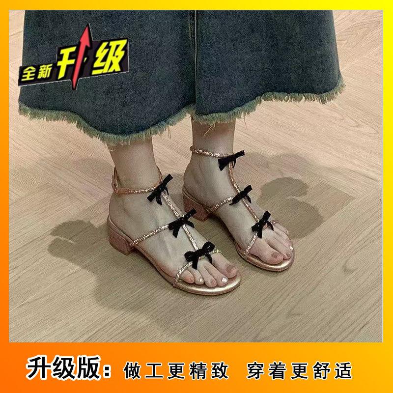 Блестящие золотые римские сандалии женские толстый каблук средний каблук с открытым носком бант 2025 новые красивые высокие каблуки с бриллиантами