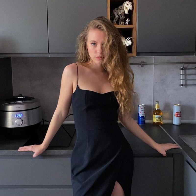 Ins Style Повседневные сплошные цвета Ключицы Тонкие ремни Облегающие талию Платья с бретелькой на шее Сотня открытых платьев-вилок Тонкая сотня одежды Снаружи Маленькое черное платье