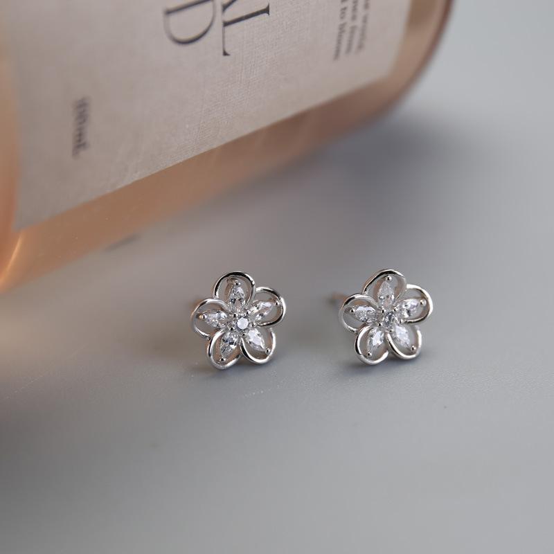 Серьги с полыми цветами из циркония, женские модные серьги в стиле Ins, маленькие, свежие, милые, супер-светлые, роскошные серьги