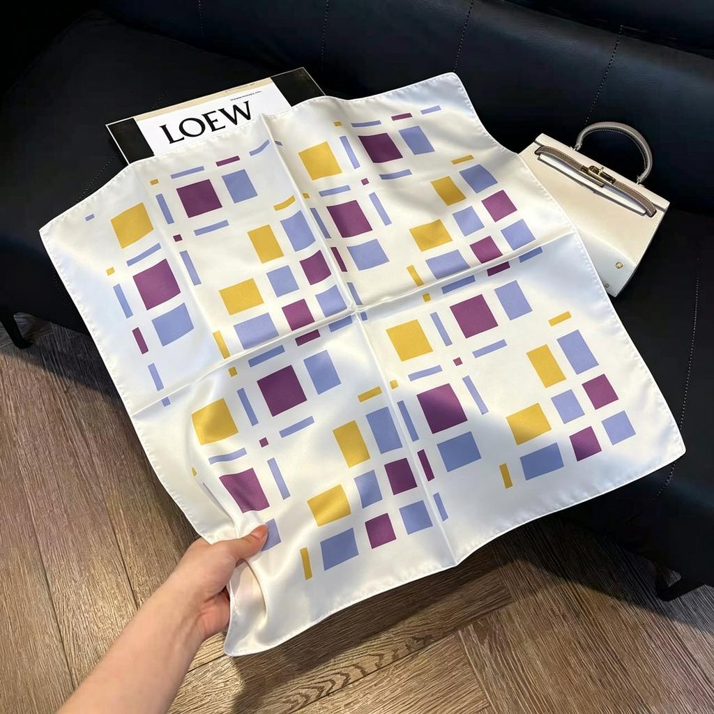 Silky skin-friendly fabric, high-end silk scarf, foreign style fashion neck care scarf 71 small square scarf, mother scarf, small scarf.