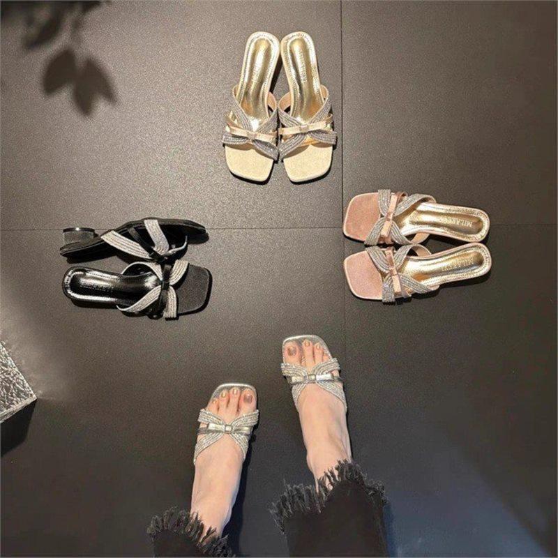 Тапочки женские летние 2025 новые босоножки со стразами и бантом на толстом каблуке с квадратным носком и открытым носком универсальные модные туфли на высоком каблуке