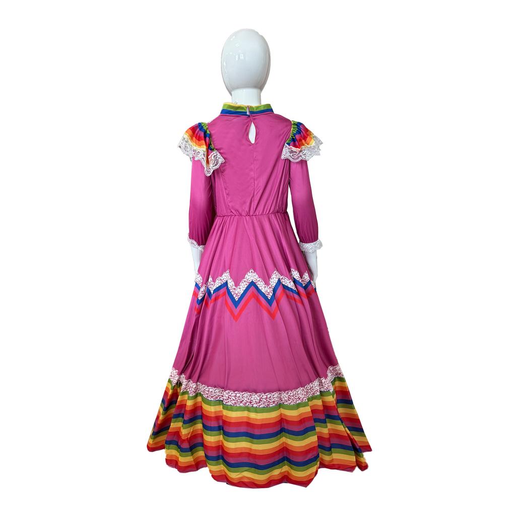 Детское длинное платье в мексиканском стиле с длинными рукавами и круглым вырезом.