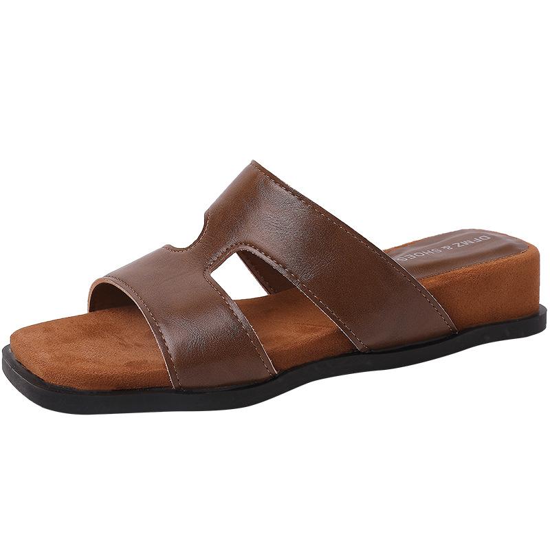 Французский простой темперамент танкетка толстая подошва закрытый носок крутые шлепанцы женские летние 2025 новые с юбкой римские сандалии