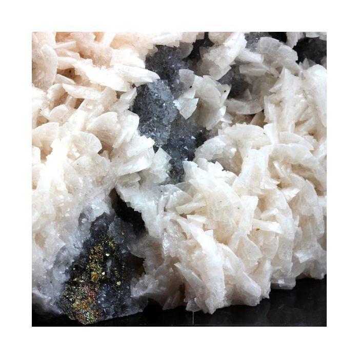 Pierres et Minéraux. Dolomite, Chalcopyrite, Quartz. 3826.5 ct. Chine.