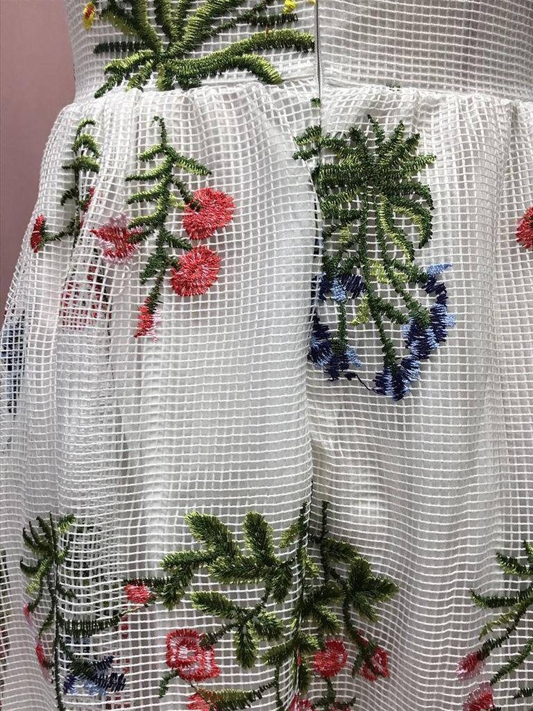 2025 Женское платье с открытой спиной и вышивкой в европейском и американском стиле с подвязками - длинное, с сексуальной талией, весенний стиль