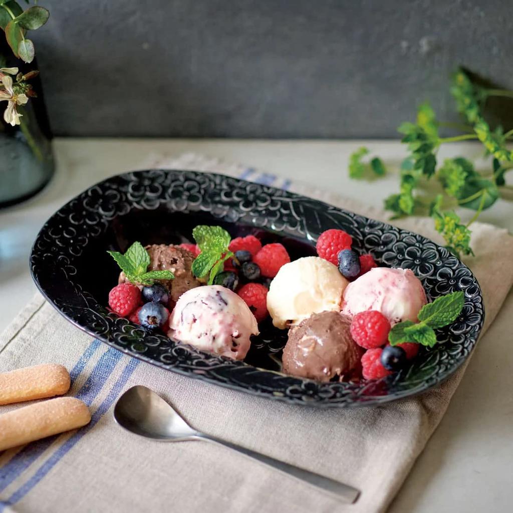 Oval Bowl with a Carefully Carved Relief Flower Pattern. 25.6 X 16.3 X Height 4.4 Cm. Purple Mino Ware. The Moist and Calm Color of the Bowl Creates