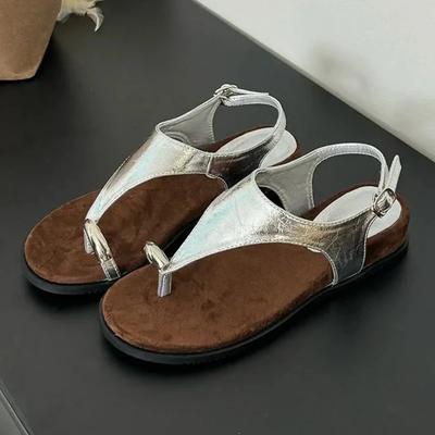 Мода Мода Металлический Декор Дизайн Брендовые Тапочки Женские Летние Сексуальные Сланцы с Перемычкой для Пальца Удобные Нескользящие Пляжные Шлепанцы для Отпуска