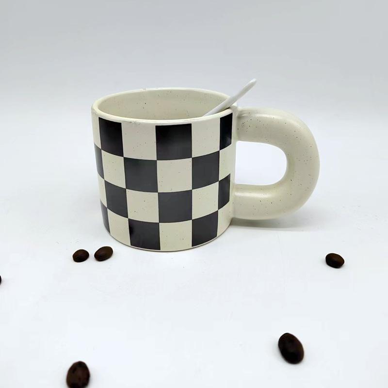 Кружка с пухлой ручкой, керамическая ретро-кофейная чашка с черно-белой клеткой, чашка для воды, корейский стиль