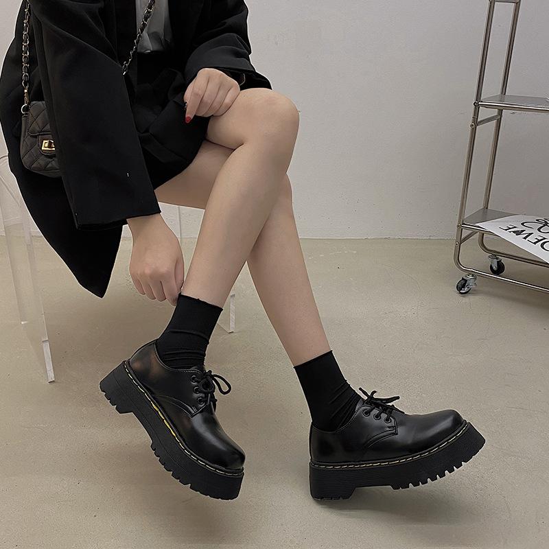 Ретро британский стиль студенческие черные кожаные туфли женские летние 2025 новые модные взрывные толстые подошвы увеличивающие высоту одинарные туфли