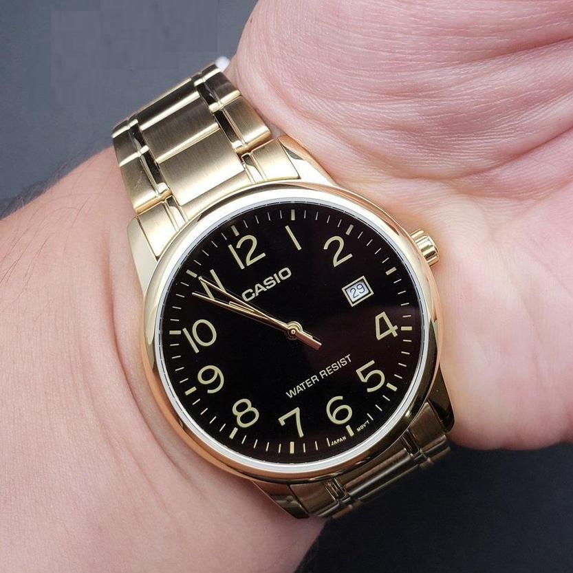 Casio Аналоговые кварцевые часы MTP-V002G-1B из нержавеющей стали золотистого оттенка с черным циферблатом для мужчин