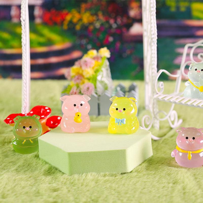 1Pcs Luminous Cartoon Pig Model Lovely Glow In Dark Display Stand Bookshelf Desk Decoration Micro Landscape Figure