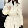 Женский пуховик свободного кроя, стройнящий фигуру, с теплым наполнителем из белого утиного пуха, приталенного силуэта