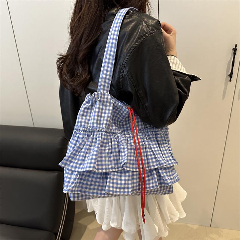 Стильная женская сумка с цветными блоками: Нишевый дизайн, большая вместимость, универсальная повседневная наплечная сумка-тоут.