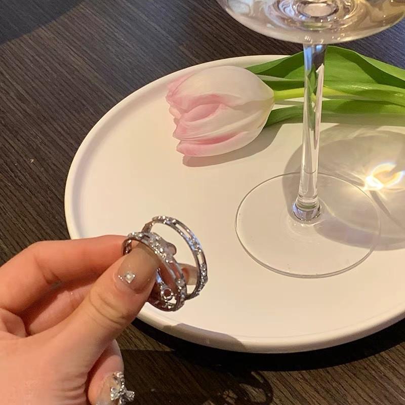 Винтажные красные серьги-кольца в гонконгском стиле: Элегантный женский аксессуар на осень/зиму