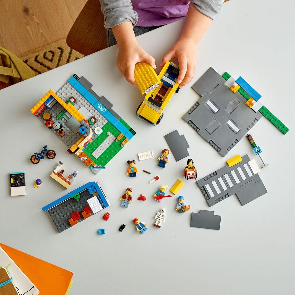 Конструктор LEGO City Веселая школа 60329
