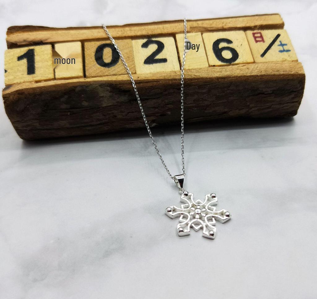 Electroplated Snowflake Pendant Necklace: Ideal for Valentine's, Christmas, or Birthday Gifts